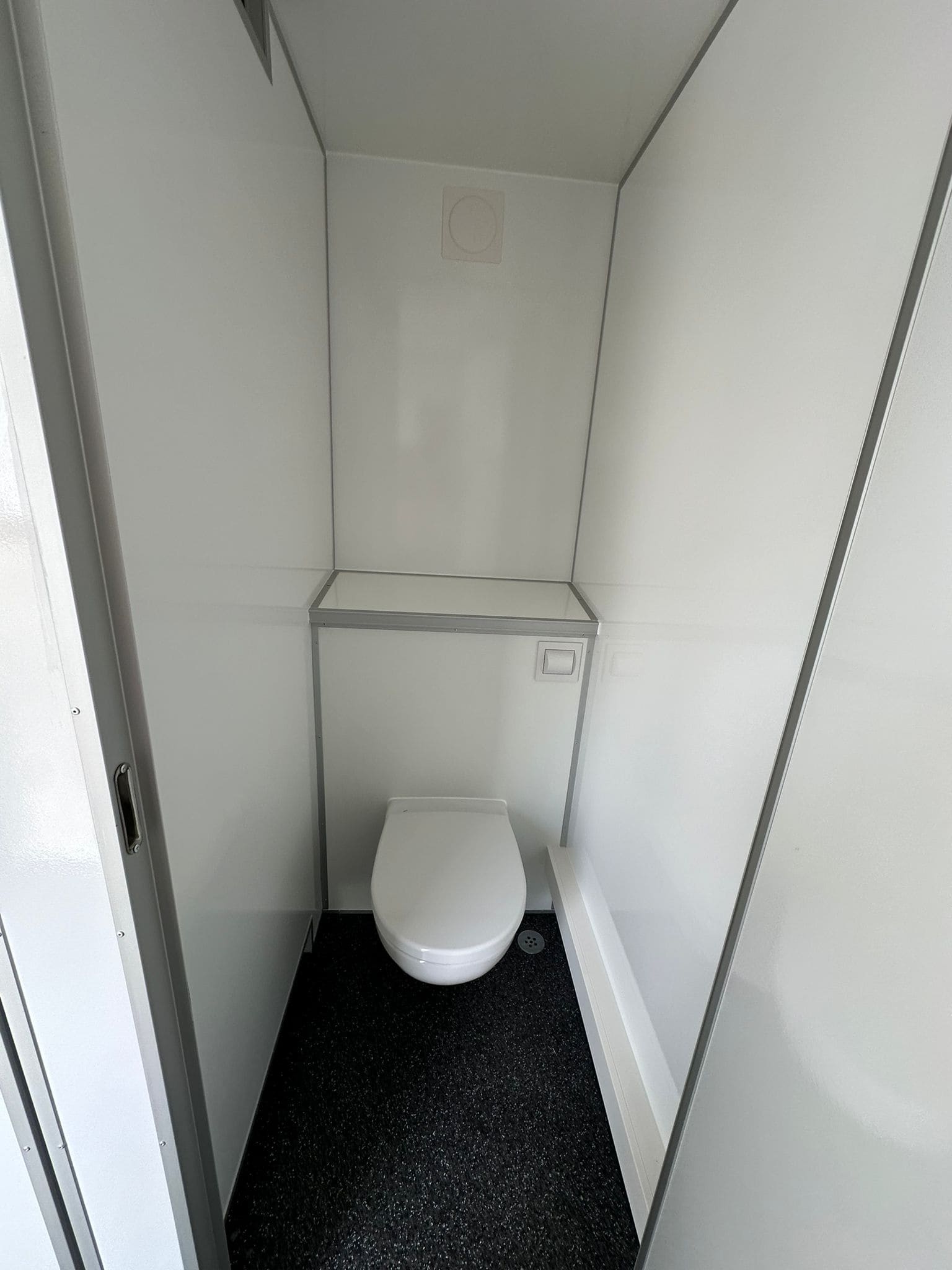TYPE 520: Toiletwagen - 3-1-3 toiletten - 3 urinoirs - 110 riolering13